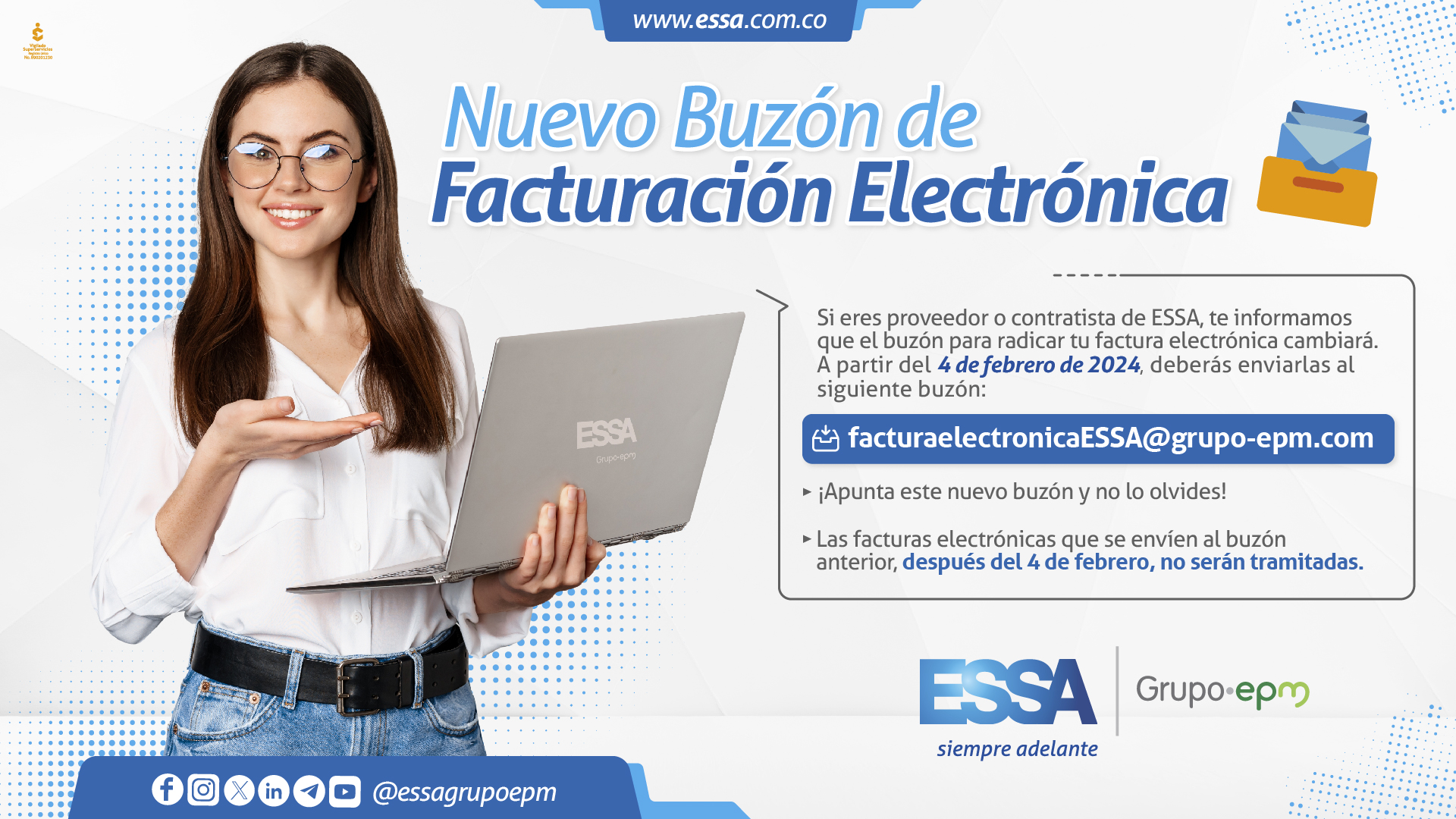 Imagen de mujer de gafas con computador en la mano Imagen de mujer de gafas con computador en la mano